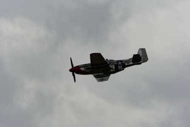 Speck-Fehraltorf, Zürih, İsviçre, 2 Temmuz 2023 D-FPSI Kuzey Amerika P-51 Mustang tarihi uçağı bir hava gösterisi sırasında