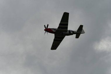 Speck-Fehraltorf, Zürih, İsviçre, 2 Temmuz 2023 D-FPSI Kuzey Amerika P-51 Mustang tarihi uçağı bir hava gösterisi sırasında
