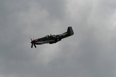 Speck-Fehraltorf, Zürih, İsviçre, 2 Temmuz 2023 D-FPSI Kuzey Amerika P-51 Mustang tarihi uçağı bir hava gösterisi sırasında
