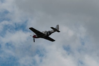 Speck-Fehraltorf, Zürih, İsviçre, 2 Temmuz 2023 D-FPSI Kuzey Amerika P-51 Mustang tarihi uçağı bir hava gösterisi sırasında