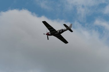 Speck-Fehraltorf, Zürih, İsviçre, 2 Temmuz 2023 D-FPSI Kuzey Amerika P-51 Mustang tarihi uçağı bir hava gösterisi sırasında