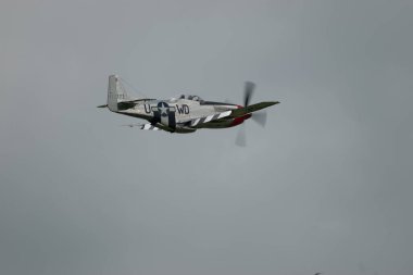 Speck-Fehraltorf, Zürih, İsviçre, 2 Temmuz 2023 D-FPSI Kuzey Amerika P-51 Mustang tarihi uçağı bir hava gösterisi sırasında