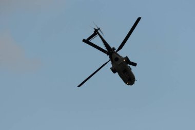 Speck-Fehraltorf, Zürih, İsviçre, 2 Temmuz 2023 İsviçre askeri Super Puma helikopteri bir hava gösterisi sırasında