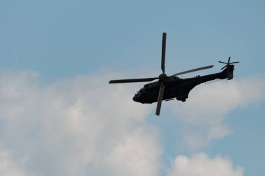 Speck-Fehraltorf, Zürih, İsviçre, 2 Temmuz 2023 İsviçre askeri Super Puma helikopteri bir hava gösterisi sırasında