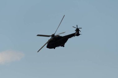 Speck-Fehraltorf, Zürih, İsviçre, 2 Temmuz 2023 İsviçre askeri Super Puma helikopteri bir hava gösterisi sırasında