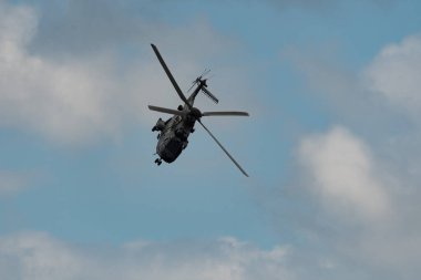 Speck-Fehraltorf, Zürih, İsviçre, 2 Temmuz 2023 İsviçre askeri Super Puma helikopteri bir hava gösterisi sırasında