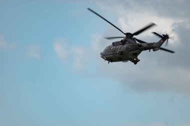 Speck-Fehraltorf, Zürih, İsviçre, 2 Temmuz 2023 İsviçre askeri Super Puma helikopteri bir hava gösterisi sırasında