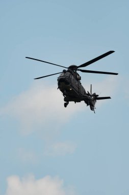 Speck-Fehraltorf, Zürih, İsviçre, 2 Temmuz 2023 İsviçre askeri Super Puma helikopteri bir hava gösterisi sırasında