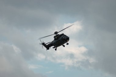 Speck-Fehraltorf, Zürih, İsviçre, 2 Temmuz 2023 İsviçre askeri Super Puma helikopteri bir hava gösterisi sırasında