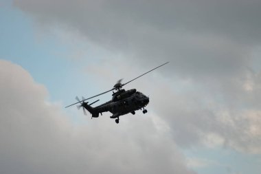 Speck-Fehraltorf, Zürih, İsviçre, 2 Temmuz 2023 İsviçre askeri Super Puma helikopteri bir hava gösterisi sırasında