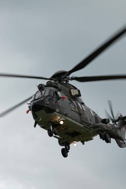 Speck-Fehraltorf, Zürih, İsviçre, 2 Temmuz 2023 İsviçre askeri Super Puma helikopteri bir hava gösterisi sırasında