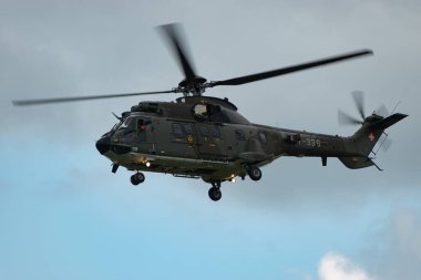 Speck-Fehraltorf, Zürih, İsviçre, 2 Temmuz 2023 İsviçre askeri Super Puma helikopteri bir hava gösterisi sırasında