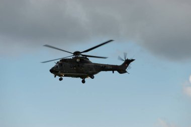 Speck-Fehraltorf, Zürih, İsviçre, 2 Temmuz 2023 İsviçre askeri Super Puma helikopteri bir hava gösterisi sırasında
