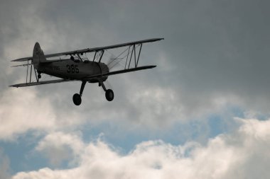 Speck-Fehraltorf, Zürih, İsviçre, 2 Temmuz 2023 HB-RBG Boeing E-75 Stearman tarihi çift katlı eski bir uçak küçük bir havaalanından kalkıyor.