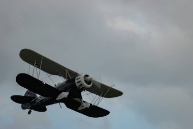 Speck-Fehraltorf, Zürih, İsviçre, 2 Temmuz 2023 N-150EK Waco Tym YMF-5 tarihi çift katlı eski bir uçak küçük bir havaalanından kalkıyor.