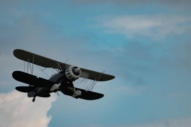 Speck-Fehraltorf, Zürih, İsviçre, 2 Temmuz 2023 N-150EK Waco Tym YMF-5 tarihi çift katlı eski bir uçak küçük bir havaalanından kalkıyor.