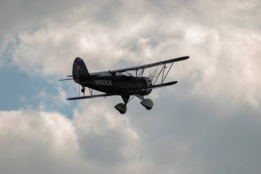 Speck-Fehraltorf, Zürih, İsviçre, 2 Temmuz 2023 N-150EK Waco Tym YMF-5 tarihi çift katlı eski bir uçak küçük bir havaalanından kalkıyor.