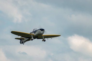 Speck-Fehraltorf, Zürih, İsviçre, 2 Temmuz 2023 HB-SBE CAP-10 akrobatik uçakları küçük bir havaalanından kalkıyor.