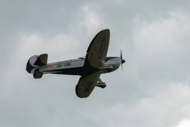 Speck-Fehraltorf, Zürih, İsviçre, 2 Temmuz 2023 HB-SBE CAP-10 akrobatik uçakları küçük bir havaalanından kalkıyor.