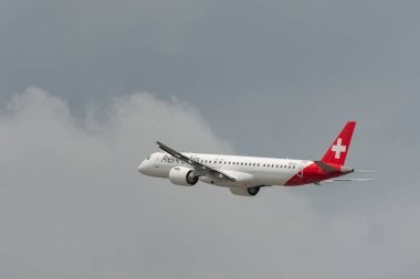 Zürih, İsviçre, 13 Temmuz 2023 HB-AZJ Helvetic Havayolları Embraer E195-E2 uçağı kalkıyor.