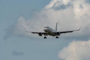 Zürih, İsviçre, 13 Temmuz 2023 LZ-FBH Bulgaristan Hava Yolları A320-214 numaralı uçak 14 nolu piste iniyor.