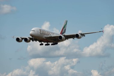 Zürih, İsviçre, 13 Temmuz 2023 A6-EOH Emirates Airbus A380-861 uçak 14 numaralı piste iniyor.