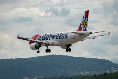 Zürih, İsviçre, 13 Temmuz 2023 HB-JLS Edelweiss Air Airbus A320-214 numaralı uçak 14 numaralı piste iniyor.