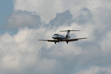 Zürih, İsviçre, 13 Temmuz 2023 D-CEFE Cessna 525C CJ4 uçağı 14 numaralı piste iniyor.