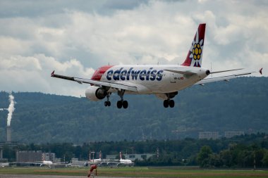 Zürih, İsviçre, 13 Temmuz 2023 HB-JLS Edelweiss Air Airbus A320-214 numaralı uçak 14 numaralı piste iniyor.