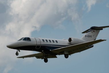 Zürih, İsviçre, 13 Temmuz 2023 D-CEFE Cessna 525C CJ4 uçağı 14 numaralı piste iniyor.
