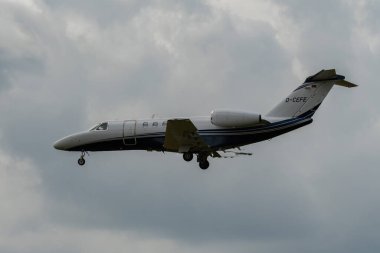 Zürih, İsviçre, 13 Temmuz 2023 D-CEFE Cessna 525C CJ4 uçağı 14 numaralı piste iniyor.