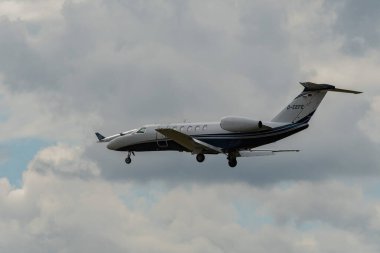 Zürih, İsviçre, 13 Temmuz 2023 D-CEFE Cessna 525C CJ4 uçağı 14 numaralı piste iniyor.