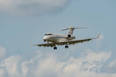 Zürih, İsviçre, 13 Temmuz 2023 HB-JGQ Bombardıman uçağı 300 uçak 14 nolu piste iniyor.