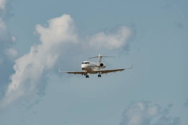 Zürih, İsviçre, 13 Temmuz 2023 HB-JGQ Bombardıman uçağı 300 uçak 14 nolu piste iniyor.