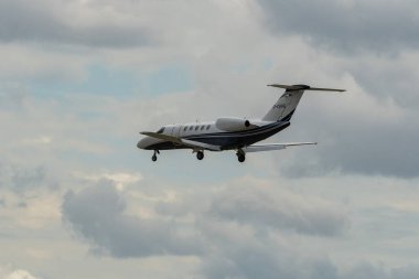 Zürih, İsviçre, 13 Temmuz 2023 D-CEFE Cessna 525C CJ4 uçağı 14 numaralı piste iniyor.