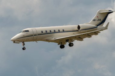 Zürih, İsviçre, 13 Temmuz 2023 HB-JGQ Bombardıman uçağı 300 uçak 14 nolu piste iniyor.