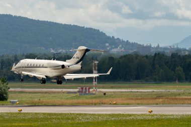 Zürih, İsviçre, 13 Temmuz 2023 HB-JGQ Bombardıman uçağı 300 uçak 14 nolu piste iniyor.