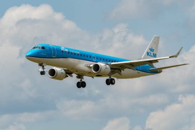Zürih, İsviçre, 13 Temmuz 2023 PH-EXY KLM Kraliyet Hollanda Havayolları Embraer E190-STD uçağı 14 numaralı piste iniyor.