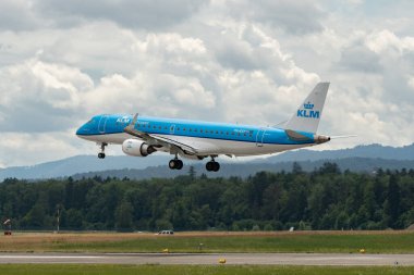 Zürih, İsviçre, 13 Temmuz 2023 PH-EXY KLM Kraliyet Hollanda Havayolları Embraer E190-STD uçağı 14 numaralı piste iniyor.