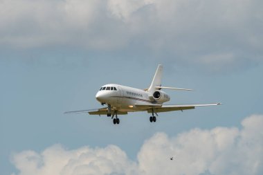 Zürih, İsviçre, 13 Temmuz 2023 CS-DLF Dessault Falcon 2000EX uçağı 14 numaralı piste iniyor.
