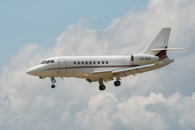 Zürih, İsviçre, 13 Temmuz 2023 CS-DLF Dessault Falcon 2000EX uçağı 14 numaralı piste iniyor.