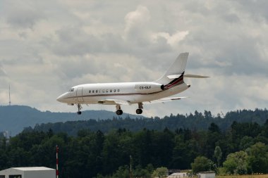 Zürih, İsviçre, 13 Temmuz 2023 CS-DLF Dessault Falcon 2000EX uçağı 14 numaralı piste iniyor.