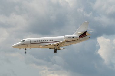 Zürih, İsviçre, 13 Temmuz 2023 CS-DLF Dessault Falcon 2000EX uçağı 14 numaralı piste iniyor.