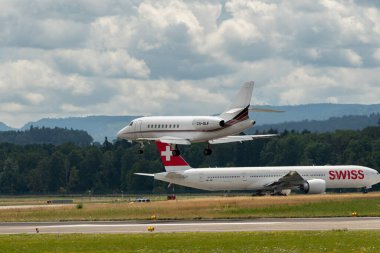 Zürih, İsviçre, 13 Temmuz 2023 CS-DLF Dessault Falcon 2000EX uçağı 14 numaralı piste iniyor.
