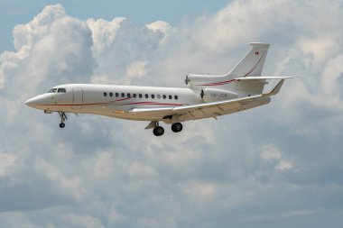 Zürih, İsviçre, 13 Temmuz 2023 HB-JOB Dessault Falcon 7X uçağı 14 numaralı piste iniyor.