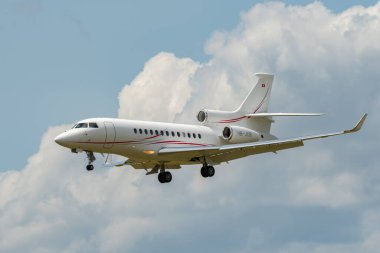 Zürih, İsviçre, 13 Temmuz 2023 HB-JOB Dessault Falcon 7X uçağı 14 numaralı piste iniyor.
