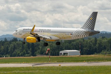 Zürih, İsviçre, 13 Temmuz 2023 EC-MNZ Vueling Airlines Airbus A320-232, 14 numaralı piste iniyor.