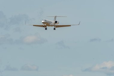 Zürih, İsviçre, 13 Temmuz 2023 TC-KHG Gulfstream G550 uçağı 14 numaralı piste iniyor.