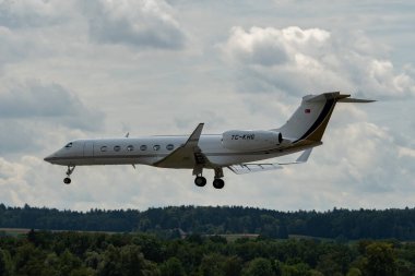 Zürih, İsviçre, 13 Temmuz 2023 TC-KHG Gulfstream G550 uçağı 14 numaralı piste iniyor.