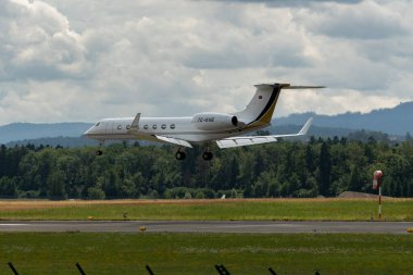 Zürih, İsviçre, 13 Temmuz 2023 TC-KHG Gulfstream G550 uçağı 14 numaralı piste iniyor.